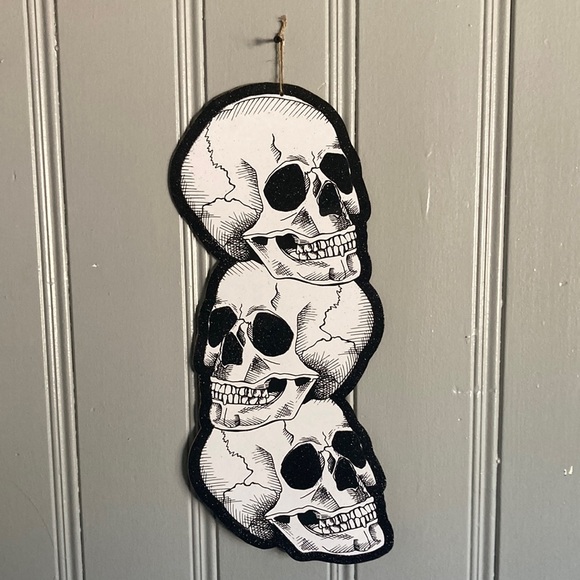 NWT- 24” Sparkling Black Glittered Stacked Skulls 💀Wooden Halloween Decor Sign - Picture 1 of 11